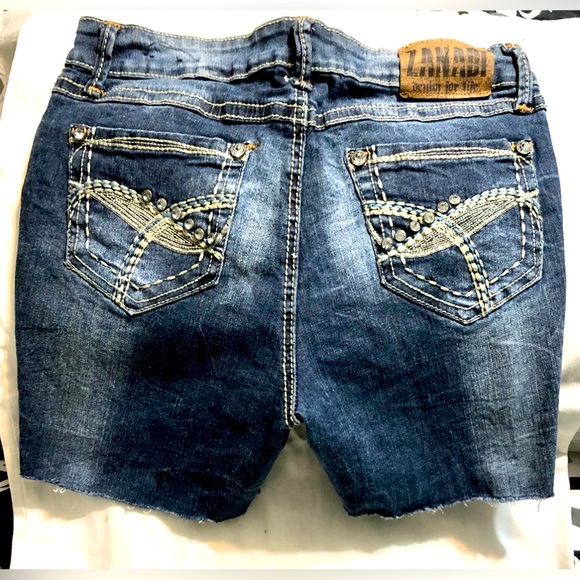 ZANADI vintage embellished/distressed dark wash shorts size 8 excellent cond - Picture 3 of 5